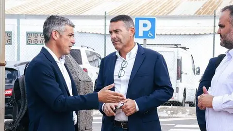 Narvay Quintero hablando con Oswaldo Betancort y Samuel Martín en una de sus visitas a Lanzarote.