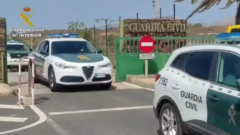 Vehículos de la Guardia Civil saliendo del cuartel de Costa Teguise.