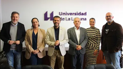 Representantes de la Universidad y de la bodega durante la presentación del proyecto.