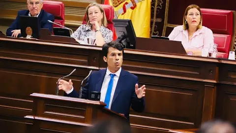Marcos Bergaz en el pleno del Parlamento de Canarias.