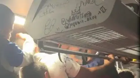 Imagen de la pelea que se produjo en una guagua y que provocó la decisión de llevar a los inmigrantes en un transporte privado.