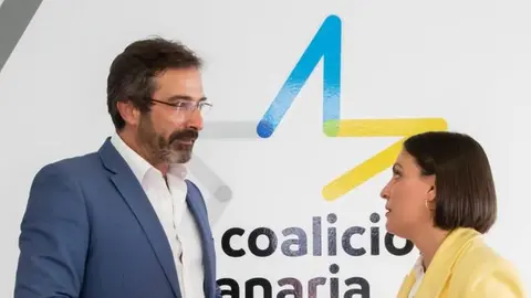 Pedro San Ginés charlando con la todavía secretaria general de su partido, Migdalia Machín