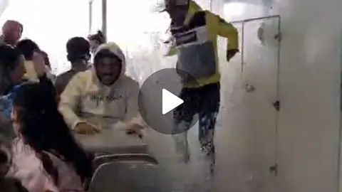 Momento en el que entra el agua en la zona en la que se encontraban los pasajeros