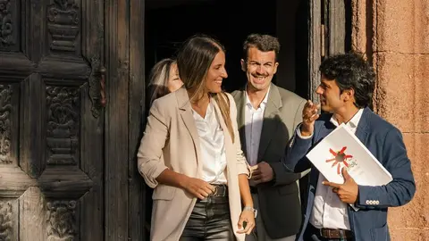Marcos Bergaz charlando con sus compañeros a la salida de un pleno en Teguise.