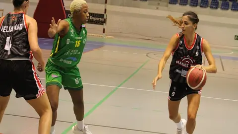 Imagen de archivo de una jugadora del Magec Tías intentando penetrar la defensa rival.