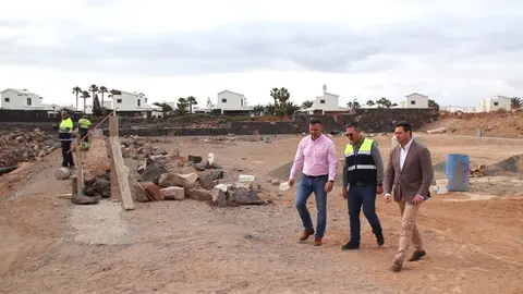 El alcalde de Yaiza y el concejal de Deportes este lunes visitando la obra.