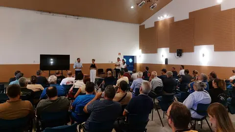 El alcalde de Arrecife, Yonathan de León,y la concejala de Deportes, Eli Merino, en una reunión  celebrada con todos los clubes deportivos 