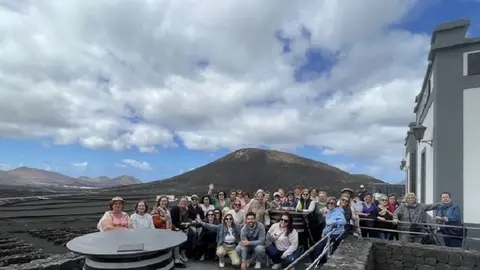 Mayores participando en la actividad en las bodegas de la Geria.