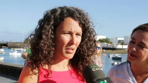 Ariagona González con su compañera María Dolores Corujo en el Charco de San Ginés.