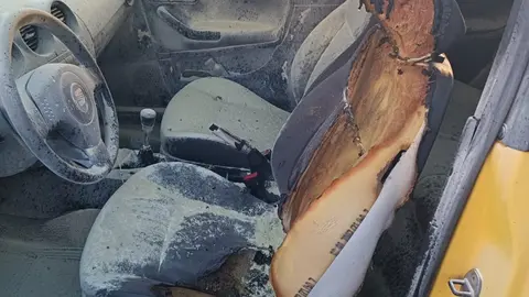 Interior del vehículo tras la extinción del fuego.