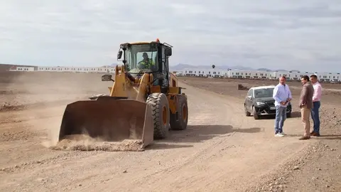 Trabajo de operarios del Ayuntamiento de Yaiza adecentando el camino a Papagayo.