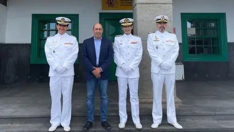 Pedro Viera con los representantes de la Marina en la puerta de la Dirección Insular.