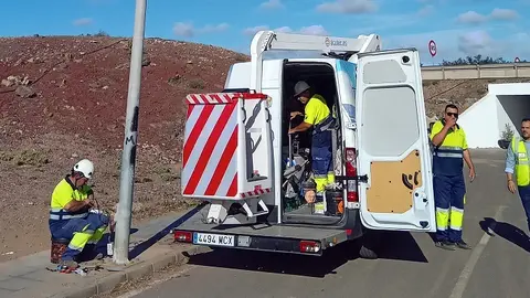 El alcalde de Arrecife, Yonathan de León, junto al equipo de Alumbrado Público instalando nuevos focos en el barrio de San Francisco Javier 