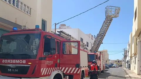 Bomberos del Consorcio de Seguridad y Emergencias durante la actuación.