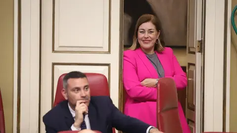 Oswaldo Betancort junto a la presidenta del Parlamento, Astrid Pérez, en el Debate del Estado de la Nacionalidad Canaria.