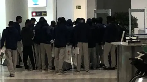 Imagen del grupo de menores que estaban en La Santa siendo trasladados a Gran Canaria