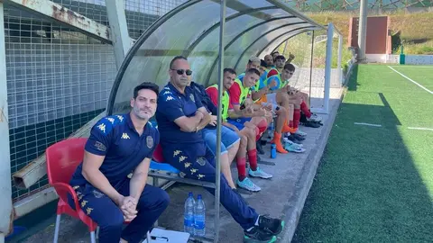 Imagen del cuerpo técnico y de los jugadores del banquillo.