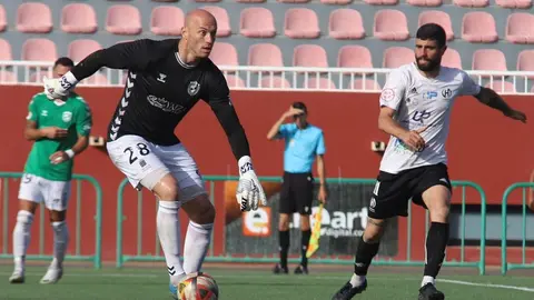 Uno de los momentos en el que el portero sureño tuvo que intervenir para sacar el balón jugado.