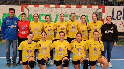 Jugadoras del Puerto del Carmen desplazas para el encuentro.