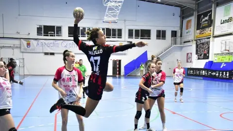 Gemma Trujillo realizando un lanzamiento en el partido de ida ante el BM Pozuelo.