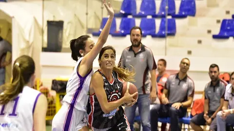 Jugadora del Magec Tías intentando penetrar la defensa del Clarinos.