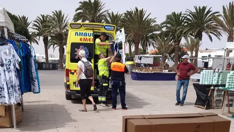 Momento del traslado de la persona en la ambulancia.