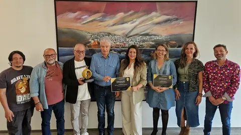 Representantes del Ayuntamiento de Tías recibiendo el galardón.