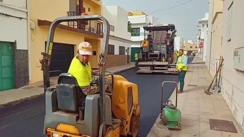 Trabajos de reasfaltado en las calles del barrio de San Francisco Javier. El alcalde visita los trabajos en la mañana de hoy 