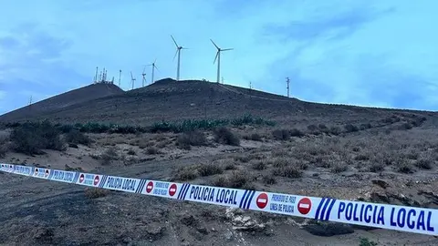 Imagen de los molinos de Montaña Mina cuando se cortó el acceso por parte de la Policía Local de San Bartolomé.