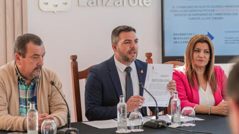 Jacobo Medina mostrando un documento durante la rueda de prensa del estado del Servicio de Márgenes del Cabildo de Lanzarote.