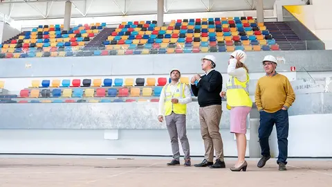 Yonathan de León y Eli Merino visitando las obras del pabellón de Argana.