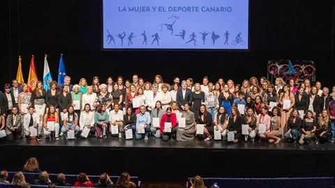 Imagen de las premiadas con el presidente del Gobierno autonómico