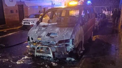 Estado en el que quedó uno de los vehículos calcinados en el incendio.