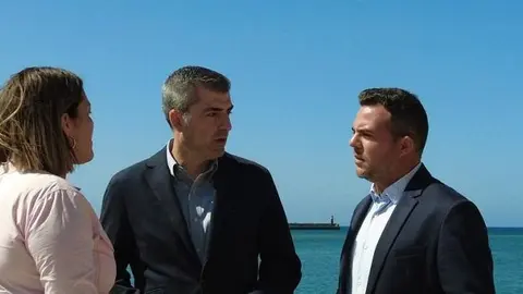 Manuel Domínguez en Lanzarote con la presidenta del PP insular y su secretario general.