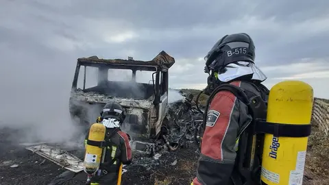Los bomberos apagan el incendio de un vehículo en Ye.