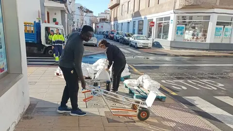 Personal del Ayuntamiento de Arrecife desplegado por las calles asistiendo en las zonas sensibles de inundaciones.