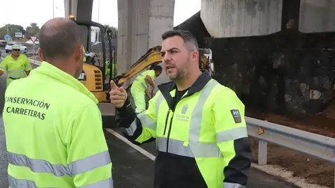 El vicepresidente y responsable de Obras junto a trabajadores de carreteras