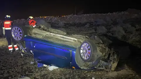 Imagen del vehículo siniestrado en el momento en el que llegaron los bomberos