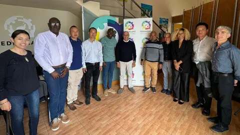 Pedro Viera con los representantes de la comunidad extranjera en la Isla.