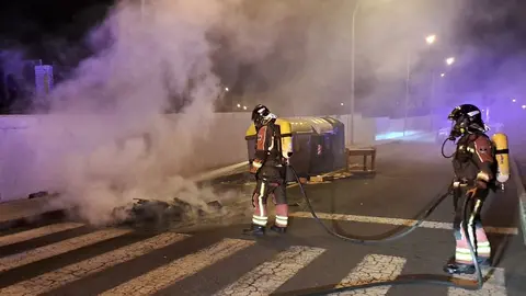 Los bomberos extinguen el fuego en la calle Juan Negrín.