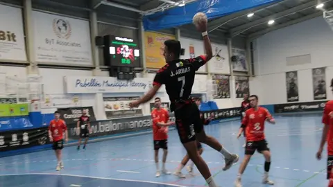 Joel Armas realizando un lanzamiento desde el extremo.