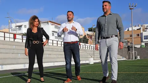 Eli Merino, Yonathan de León y Jacobo Medina en el campo de fútbol del Puerto del Arrecife.