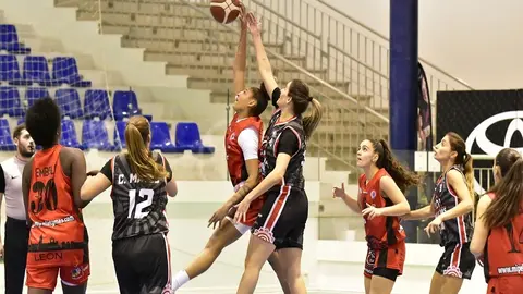 Imagen de archivo de una jugadora del Magec Tías taponando el lanzamiento rival.