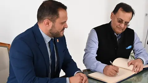 Yonathan de León en su despacho de la Casa Consistorial al embajador de India en España, Dinesh K. Patnaik.