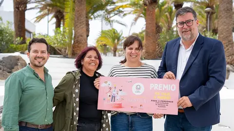 Entrega del premio por el Día del Padre.