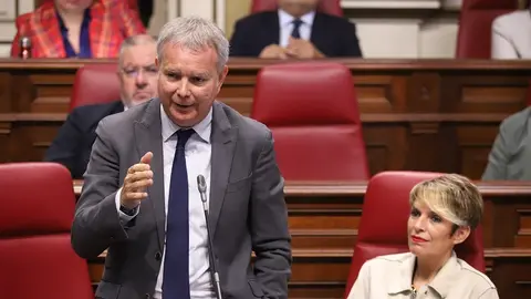 Chano Franquis en el Parlamento de Canarias.