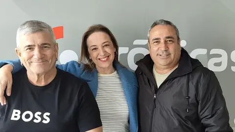 Los presentadores de Crónicas Radio Chalo Frías y Laura San José con el consejero delegado de los Centros de Arte, Cultura y Turismo del Cabildo de Lanzarote, Ángel Vázquez.