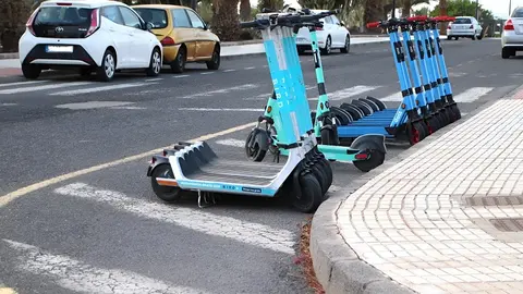 Imagen de patinetas municipales en Yaiza.