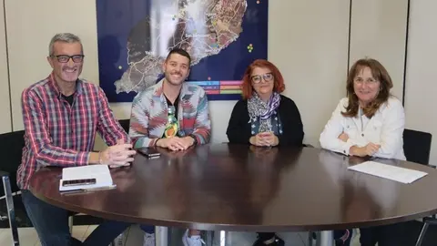 Marci Acuña en la reunión con los colectivos