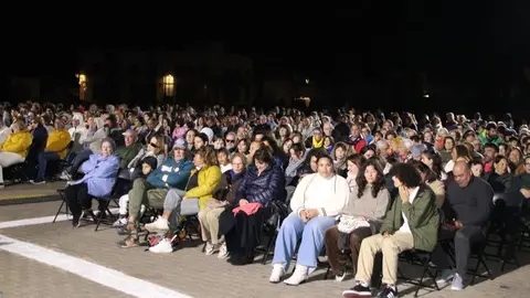 El público llenó la plaza para seguir la obra en una noche fría